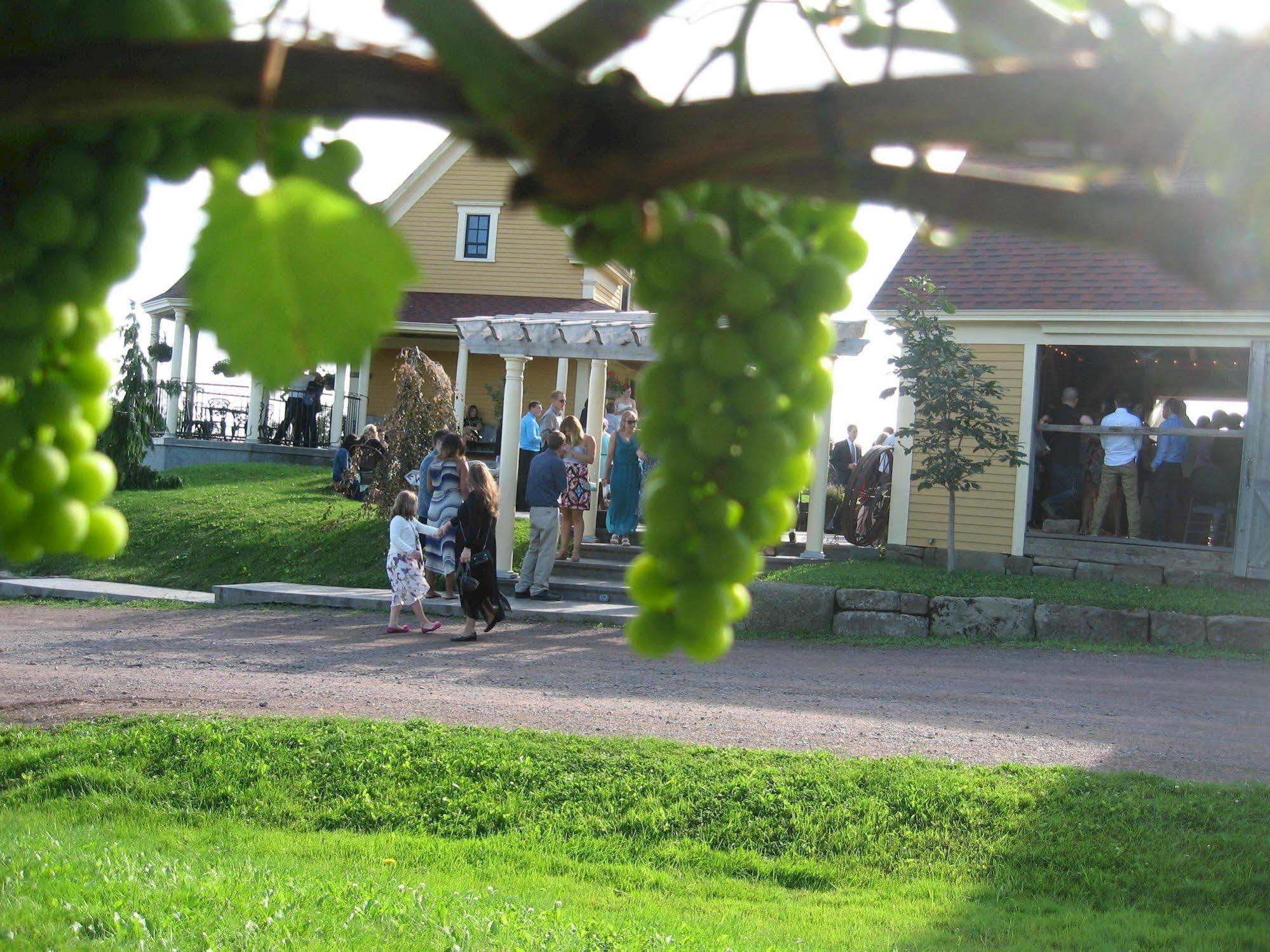 Magnetic Hill Winery Hotel Moncton Buitenkant foto
